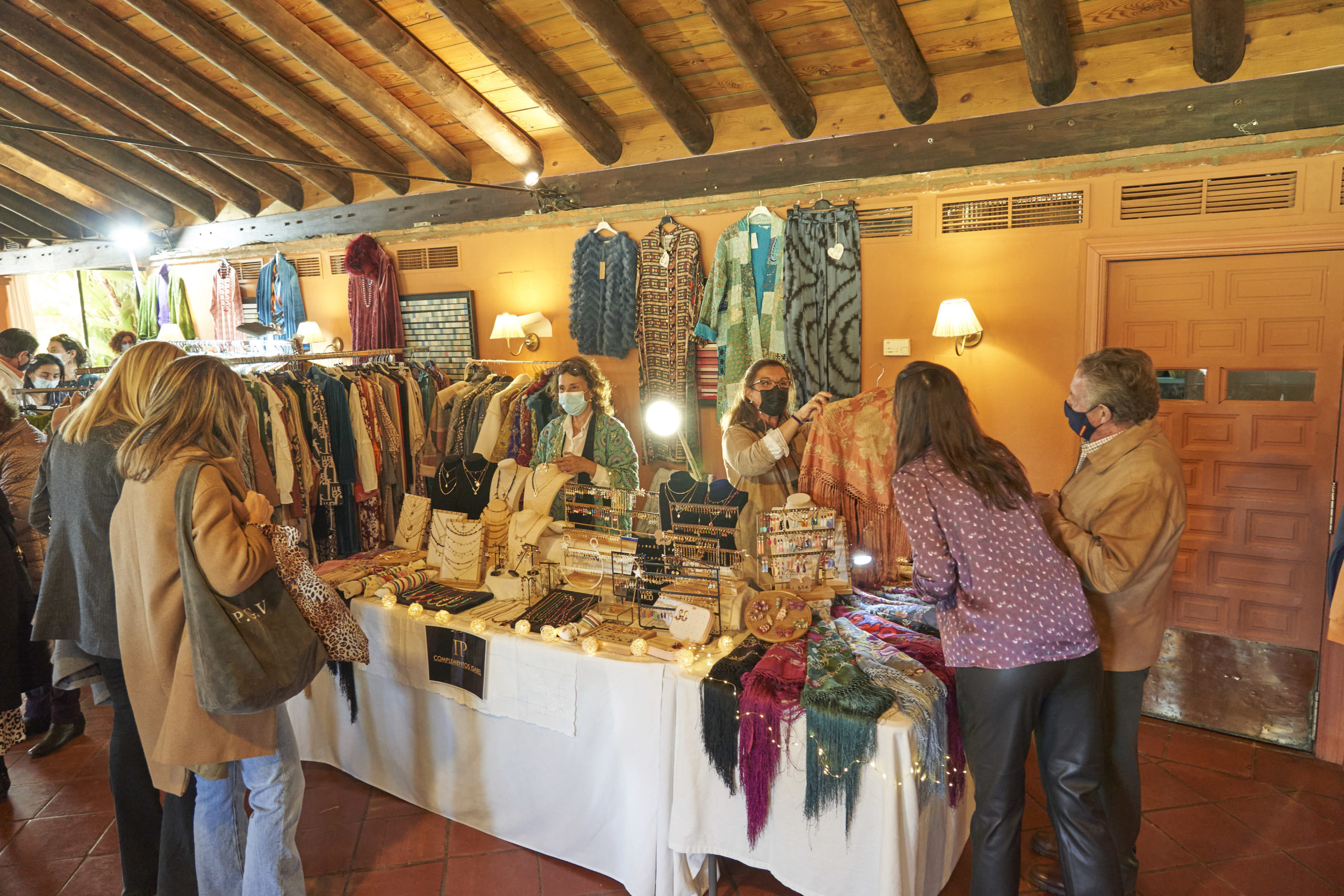 Mercadillo a benefício de Cáritas Montequinto