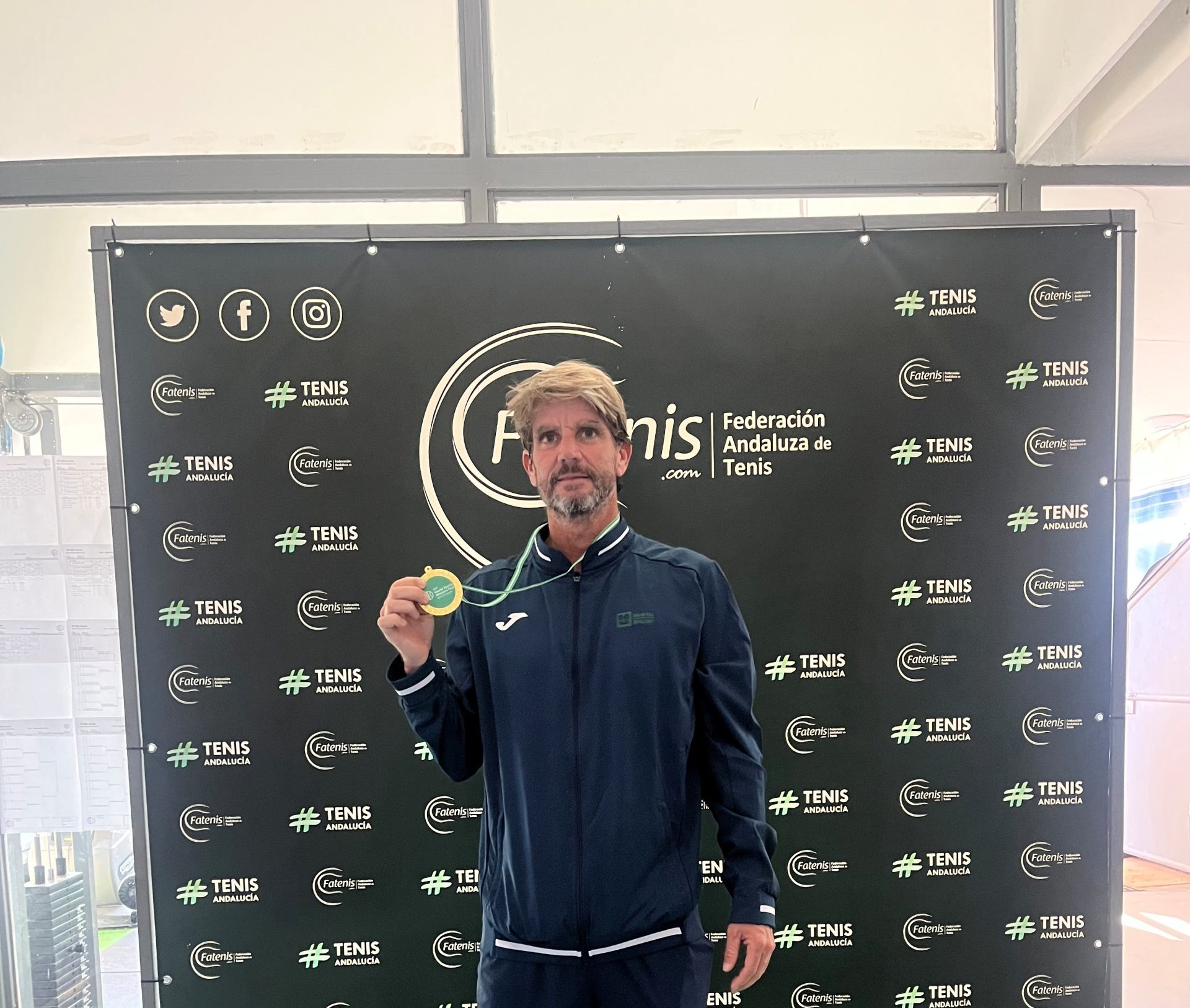 Manuel Fernández , campeón vetereanos +45 del torneo ITF 400 Sevilla