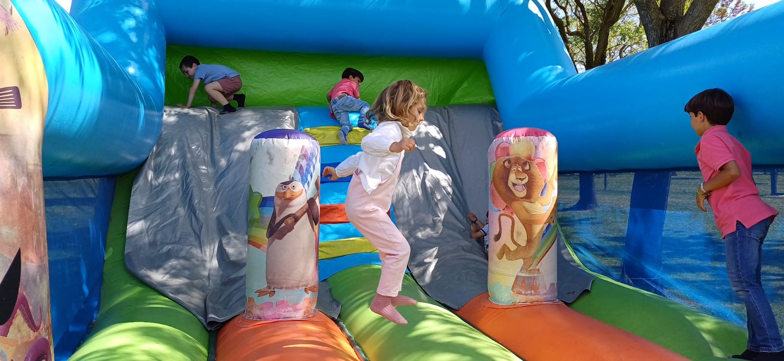 Éxito en la jornada infantil del 1 de mayo en el Real Club Sevilla Golf con castillo hinchable
